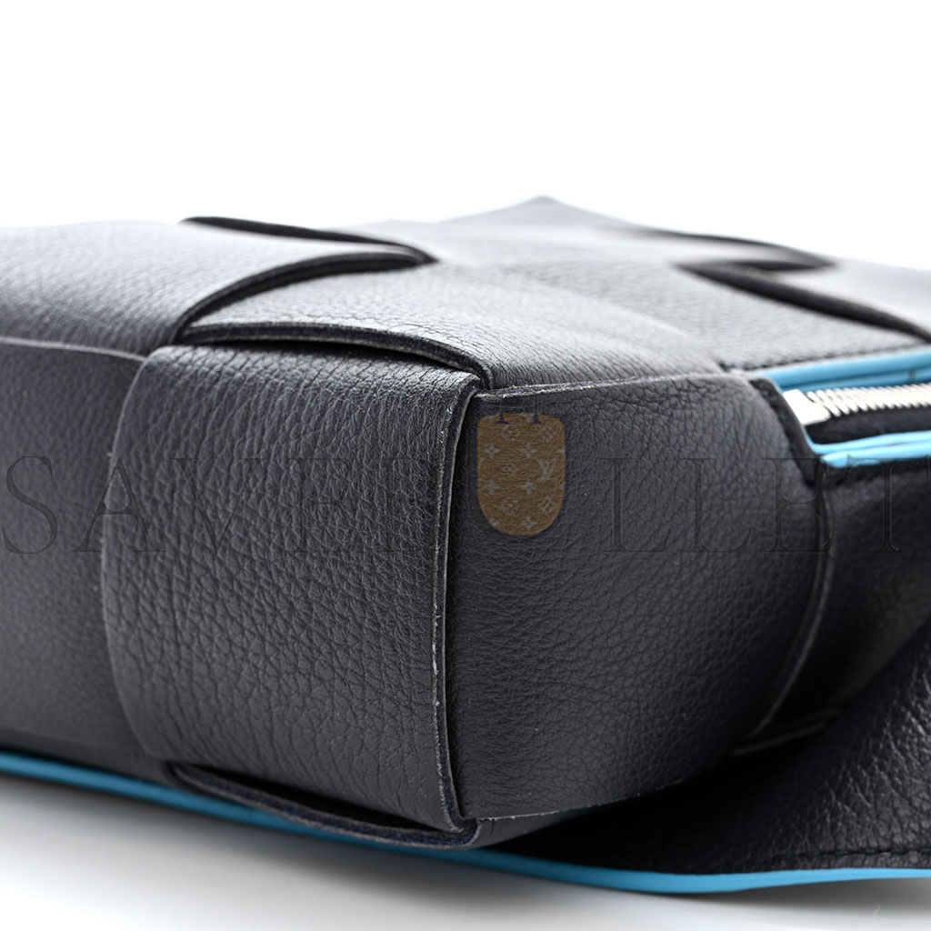 BOTTEGA VENETA GRAINED CALFSKIN INTRECCIO MINI CASSETTE SLING BAG DEEP BLUE POOL (20*15*5cm) BOTTEGA VENETA GRAINED CALFSKIN INTRECCIO MINI CASSETTE SLING BAG DEEP BLUE POOL (20*15*5cm)